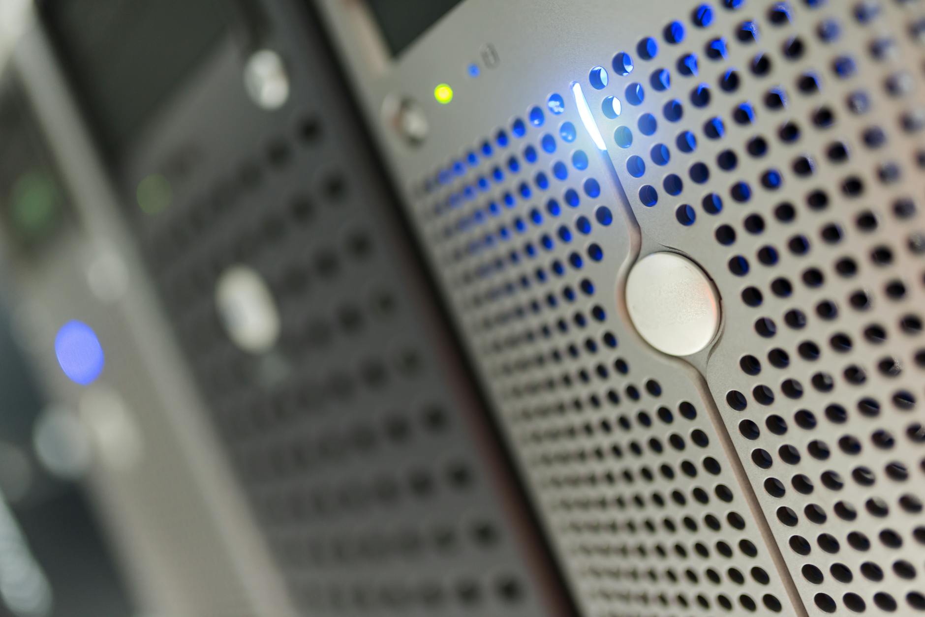 Ilustrasi cloud computing sederhana bagi pemula, menampilkan awan digital dan ikon server terhubung