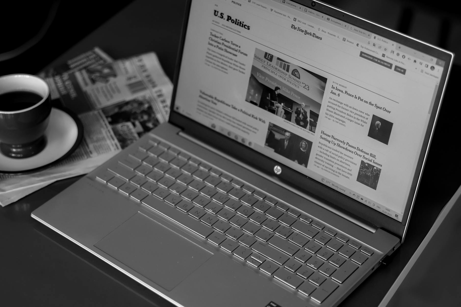 Perbandingan HP flagship dengan model mid-range menampilkan desain, spesifikasi, dan harga berbeda.