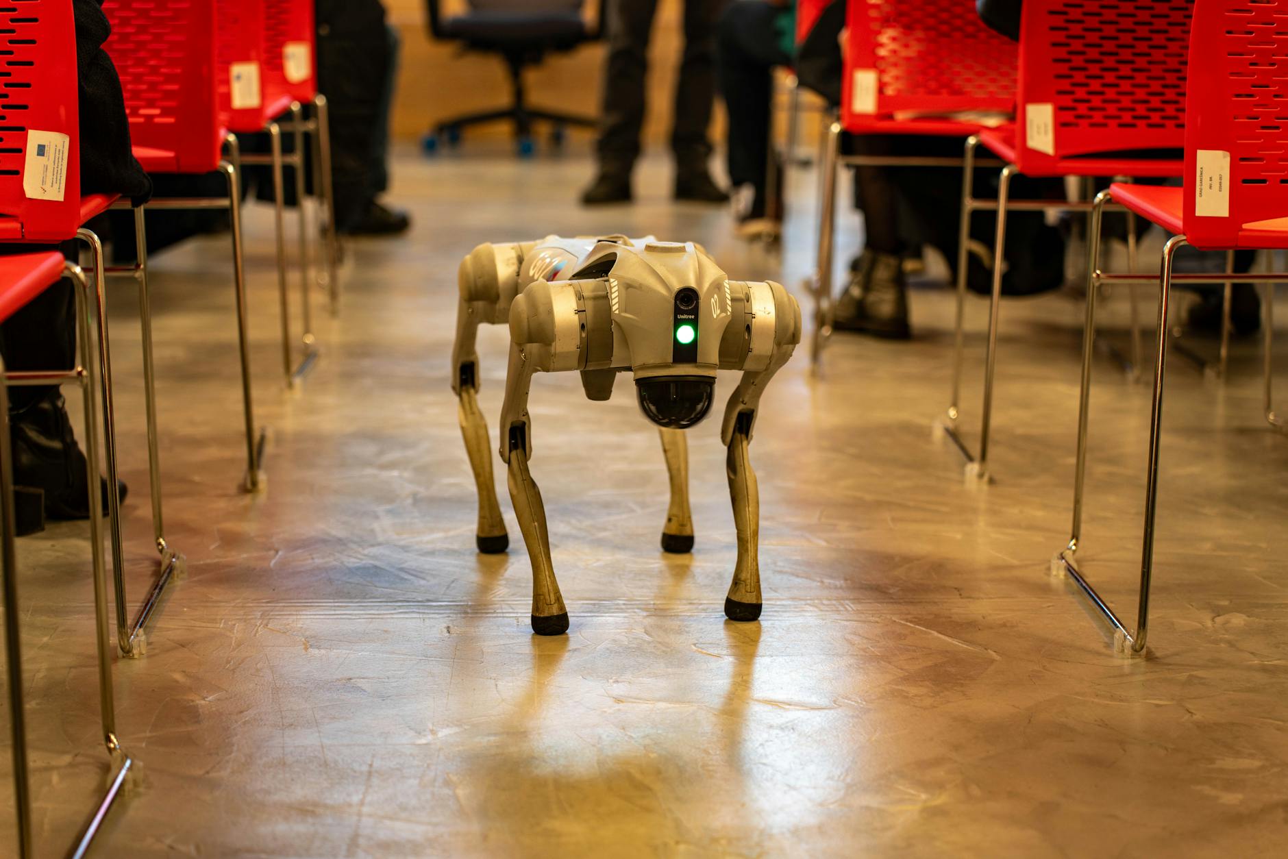 Ilustrasi futuristik masa depan AI dengan jaringan neural bercahaya dan robot kolaboratif di kota digital