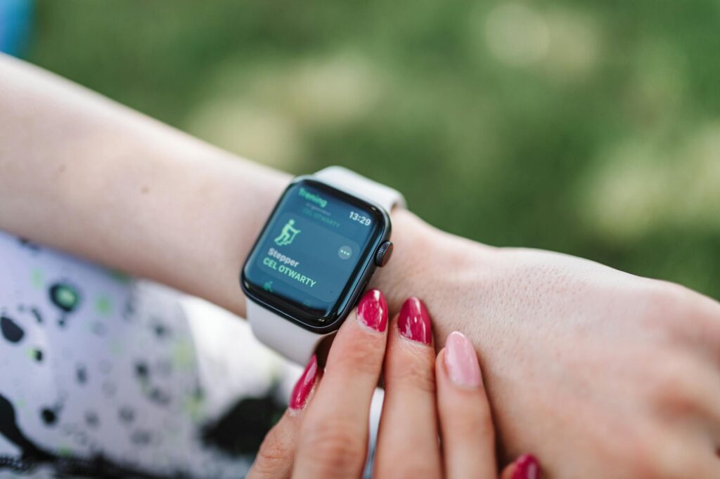 Smartwatch terbaru dengan fitur kesehatan, notifikasi, dan desain elegan, pilihan terbaik 2024