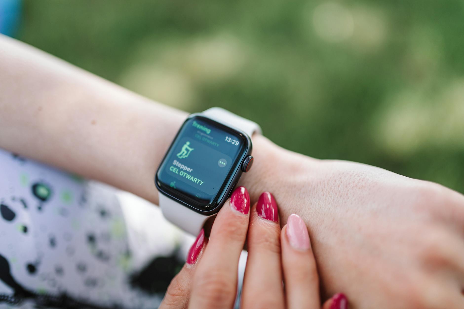 Smartwatch terbaru dengan fitur kesehatan, notifikasi, dan desain elegan, pilihan terbaik 2024