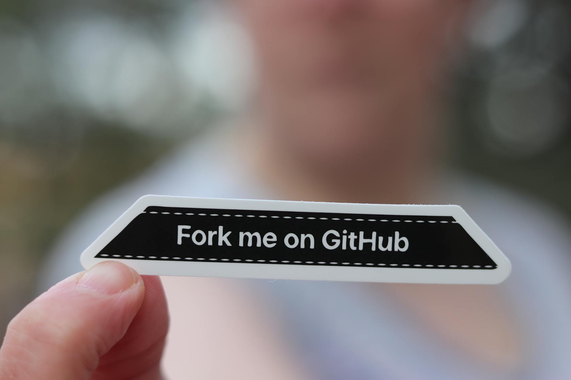 Kode sumber terbuka dan kolaborasi tim di platform pengembangan perangkat lunak GitHub yang populer.