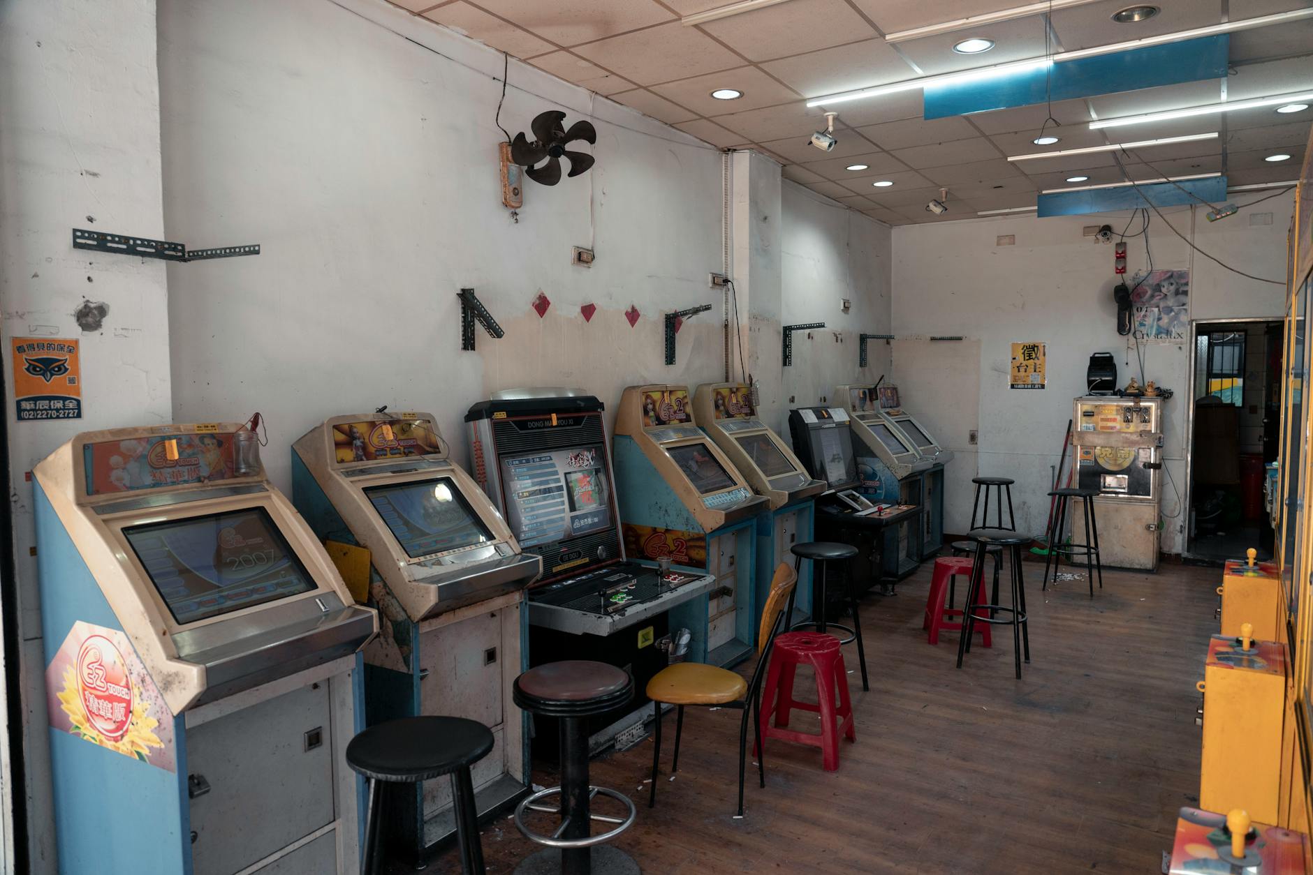 Grafis game super realistis menawan, memanjakan mata dengan detail dunia nyata.