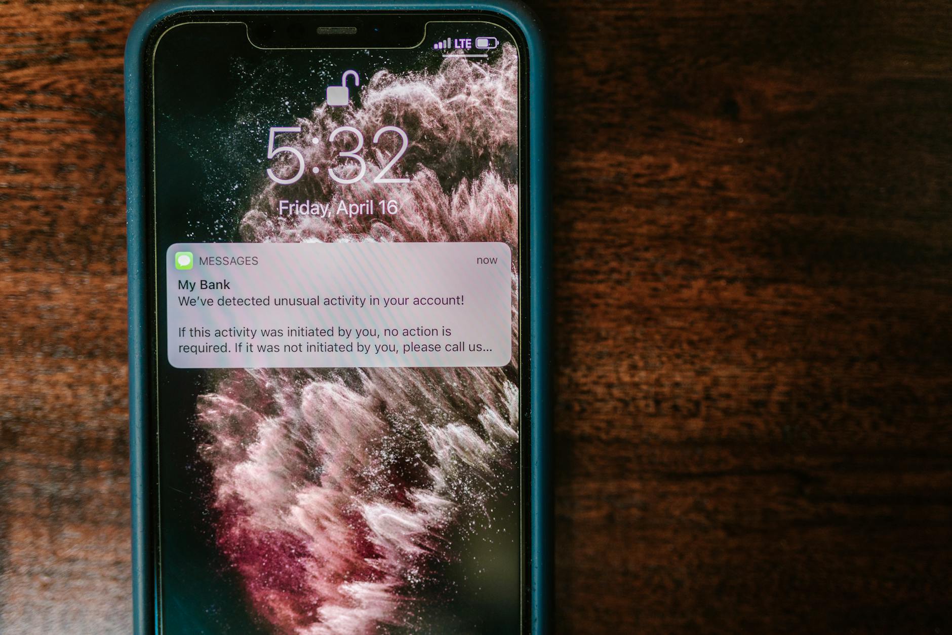 Cara aman menghindari phising: jangan klik tautan mencurigakan di email atau SMS.